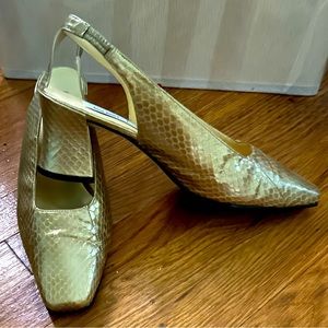 EXCELLENT CONDITION!! Bellini gold leather sling back with 2 inch square heel..
